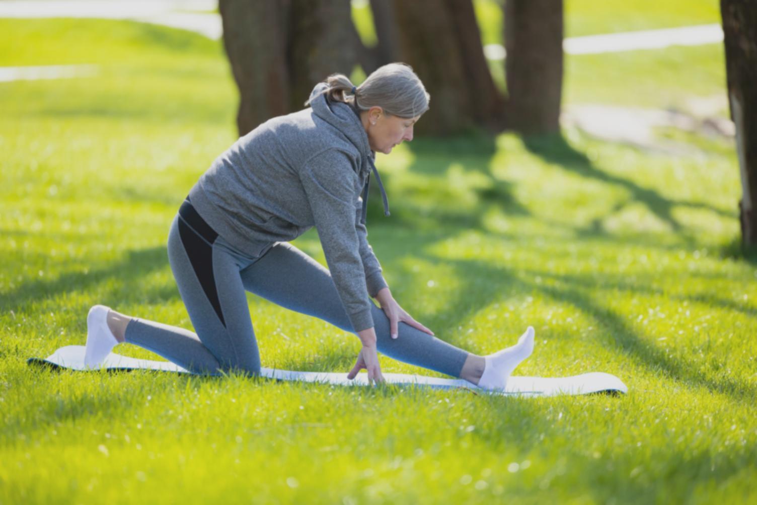 Спокійна атмосfera йога студії з природним освітленням
