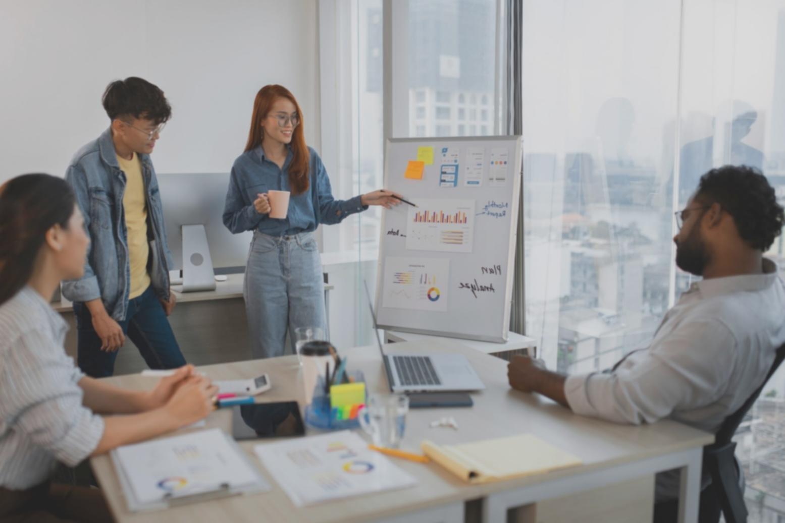 Група людей практикує йогу разом в затишній студії